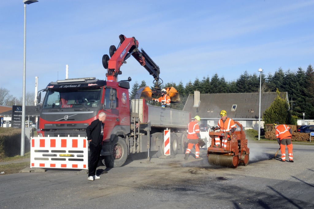Classic Race Viborgs direktør Nils Holm (t.v.) kikkede forbi, da vejarbejderne i sidste uge gik i gang med at fjerne 11 helleanlæg.
(Foto: Classic Race Viborg)